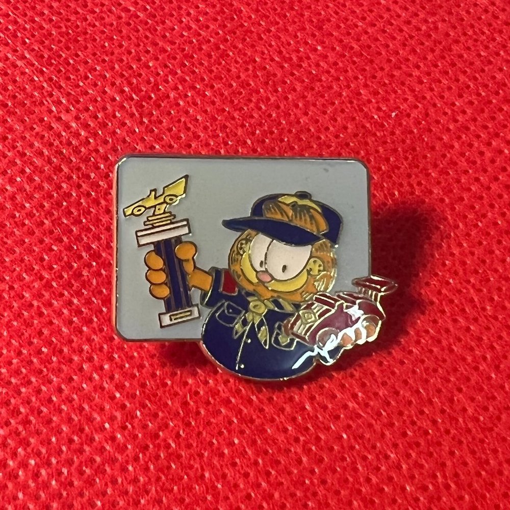 Vintage PAWS Garfield Cub Scouts Pinewood Derby Gold Tone Enamel Pin